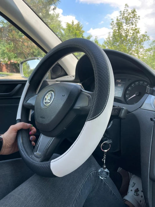 כיסוי הגה דמוי עור לבן/שחור מידה M